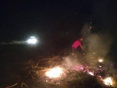 เจ้าหน้าที่งานป้องกันและบรรเทาสาธารณภัย ร่วมกับเวรยามรักษาความปลอดภัย เทศบาลตำบลเทพสถิต เข้าระงับเหตุเพลิงไหม้ ณ บริเวณรอบนอกศูนย์วะตะแบกน้อย ด้านทิศตะวันออก