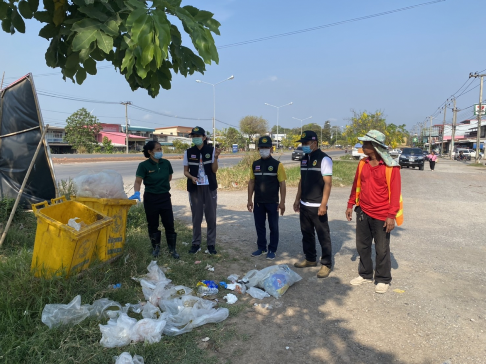 ลงพื้นที่ตรวจสอบ ชี้แจง สอบถาม เพื่อแก้ไขปัญหากรณี การทิ้งขยะหน้าร้าน... (ข้างตลาดฯ) เทศบาลได้ เข้าพบ ผจก.ร้านฯ /สถานประกอบการ/ประชาชน เพื่อขอความร่วมมือในการทิ้งขยะและดูแลรักษาความสะอาด บริเวณหน้าร้านฯ หรือหน้าบ้าน